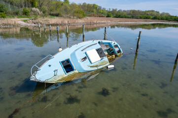 Halb versunkenes Schiff im Hafen