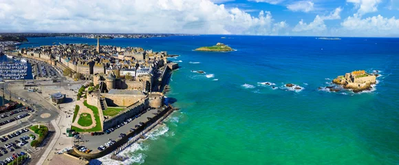 Gordijnen France travel and landmarks. aerial panoramic view of Saint -Malo , historic French port in Ille-et-Vilaine, Brittany. drone view of old city and national fort on the island © Freesurf