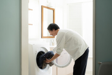 洗濯をする男性