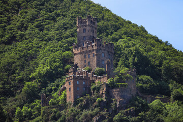 Obraz premium Close-up iew from the Rhine to Sooneck Castle in Niederheimbach in summer, Germany