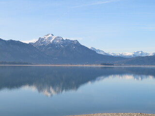 Berge spiegeln sich im See