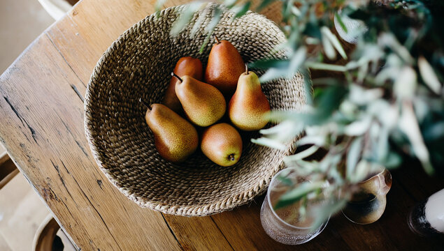 Peras r&uacute;sticas em uma cesta de vime sobre uma mesa de madeira, destacando a ess&ecirc;ncia da alimenta&ccedil;&atilde;o saud&aacute;vel e da beleza natural
