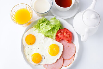 朝食イメージ　ハムエッグ