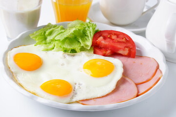 朝食イメージ　ハムエッグ