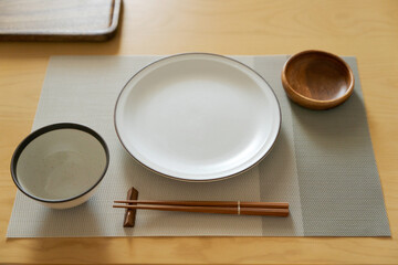テーブルに飾られた食器