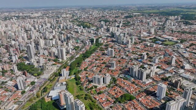 Imagem a&eacute;rea da regi&atilde;o da avenida Orosimbo Maia entre Taquaral e Cambu&iacute; em Campinas, S&atilde;o Paulo. Ano 2025.