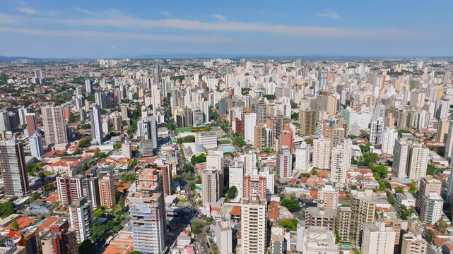 Imagem a&eacute;rea da regi&atilde;o da avenida Orosimbo Maia entre Taquaral e Cambu&iacute; em Campinas, S&atilde;o Paulo. Ano 2025.