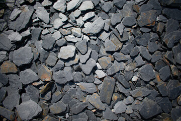 This image features diverse stones ideal for landscape design, highlighting their natural textures and inviting beauty. Perfect for garden concepts, exterior décor, and creating serene outdoor spaces