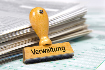 Ein Holzstempel ist beschriftet mit dem Aufdruck 