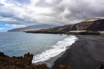 Neue Landzunge auf La Palma durch das Lavafeld des Vulkanausbruchs des Tajogaite