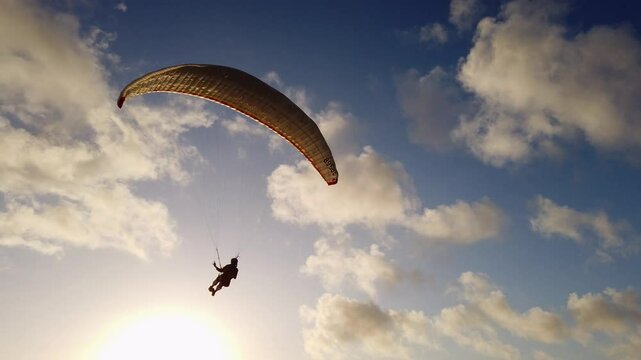 Gleitschirm fliegt &uuml;ber Meer und K&uuml;ste im Abendlicht, Fuerteventura
