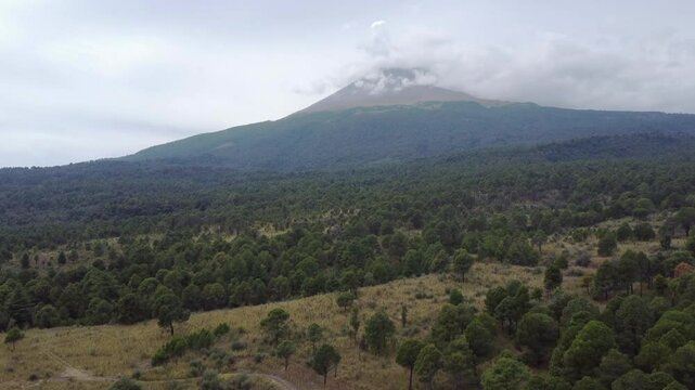 paisaje volc&aacute;n popocatepetl desde paso de cort&eacute;s puebla, m&eacute;xico
