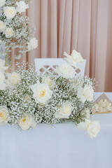Dekoracja sali weselnej w białych i beżowych odcieniach