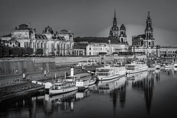 Obraz premium Dresden, the German federal state of Saxony city, river, old europe