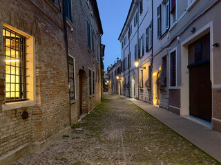 vicolo di sera nel centro di ferrara in italia