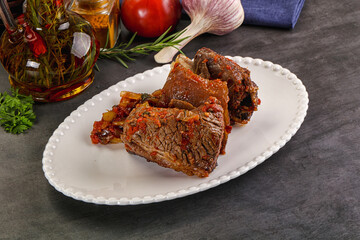Baked beef ribs with vegetables