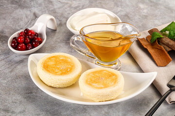 Roasted cheesecakes - Syrniki with honey