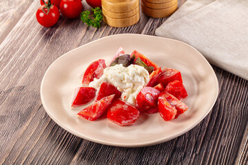 Salad with stracciatella and tomato