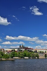 Blick an den Veitsdom und Moldau in Prag, vertikal