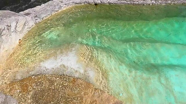 ALBERCA DE AGUA TERMAL LIMPIA Y CRISTALINA