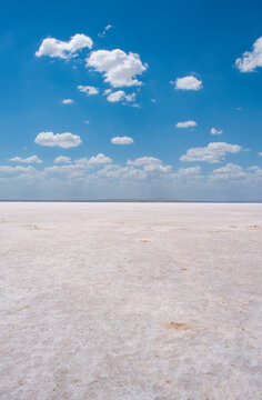 Fototapeta Turkey: view of Lake Tuz (Tuz Golu), salt lake with red and pink salt water, one of the largest hypersaline lakes in the world, located in the Central Anatolia Region, Ankara, Aksaray, Konya
