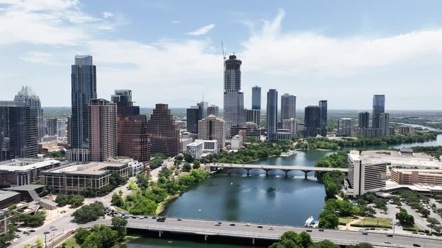 Sunny Austin, Texas: Lady Bird Lake & downtown. Green trees, lawn, running folks, kayaks. Backdrop: city buildings, busy traffic.