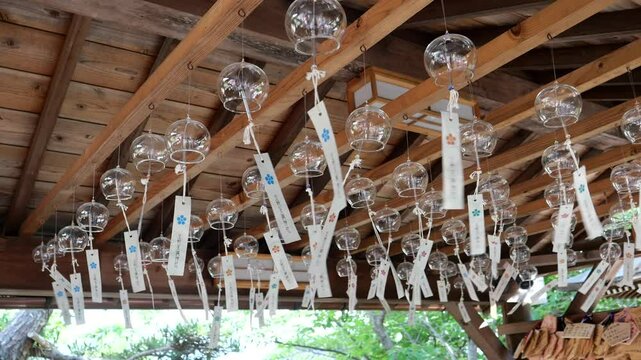 初夏の爽やかな風に揺られ風鈴の音が涼しげ　神戸北野天満宮で撮影