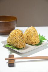 醬油味の焼きおにぎりと味噌汁