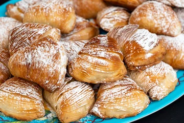 Fototapete Neapel Many sfogliatella cakes on street market. Sfogliatelle puff pastry, naples bakery  © ange1011