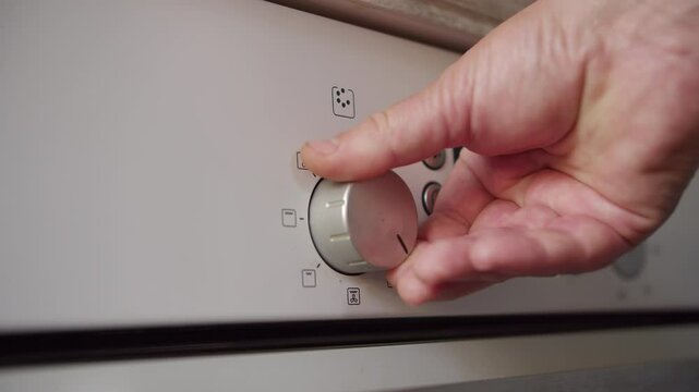 Hand turning oven mode selector knob