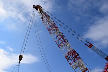 物を吊る産業用クレーン