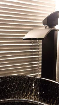 Grifo en ba&ntilde;o de dise&ntilde;o moderno con p&eacute;rdidas de agua derroche 
