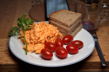 Firscher Möhrensalat und Tomaten zum Frühstück