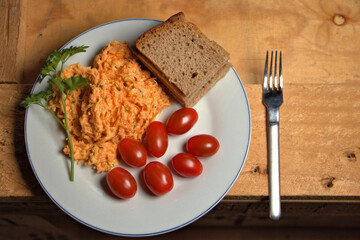 Firscher Möhrensalat und Tomaten zum Frühstück