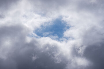 Fototapeta premium 雲の晴れ間に青空が見える 5月の空01