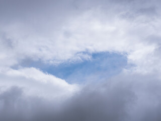 雲の晴れ間に青空が見える 5月の空06