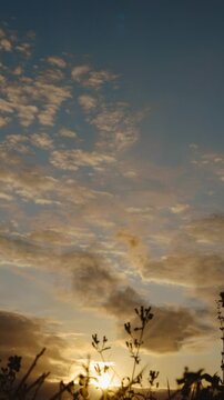 Nascer do dia com a lua e uma estrela no c&eacute;u