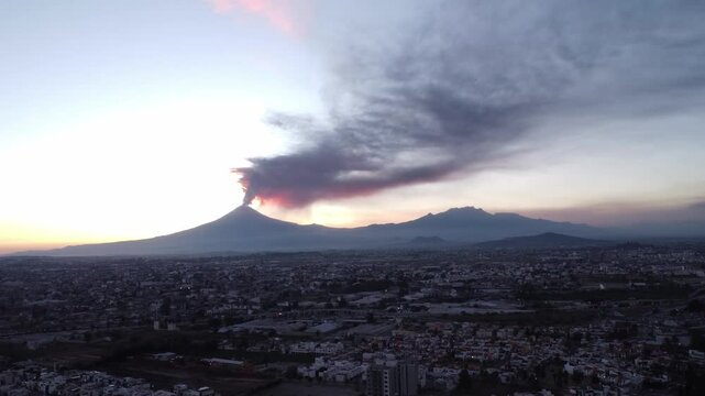 Paisaje volcanes al atardecer Puebla M&eacute;xico popocatepetl