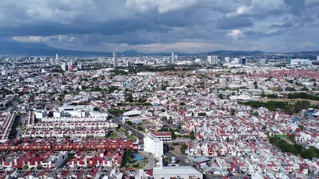 Cuidad de latinoamerica al atardecer Puebla M&eacute;xico