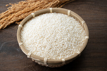 竹ざるに入ったもち米と稲穂