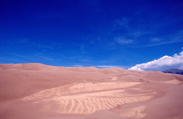 Naklejka premium desert landscape with blue sky and clouds