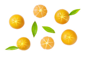 Obraz premium Minimal yellow mandarin-lime motif on transparent background lends sunshine accent to beach-bar merchandise