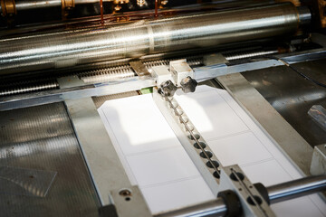 Innovative paper sheet feeding mechanism enhancing precision in glue-spreading machinery during industrial production processes