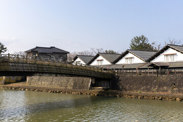 対岸の山居倉庫