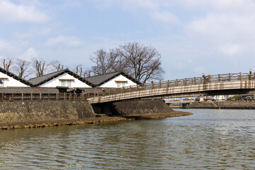 対岸の山居倉庫