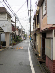 雨が降る路地の風景