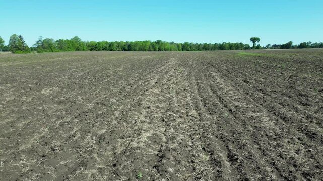 Low-level flight over a wet, ploughed field, then altitude gain for a general view. - Vol en rase-mottes au dessus d'un champ labour&eacute; et humide puis prise d'altitude pour une vue g&eacute;n&eacute;rale