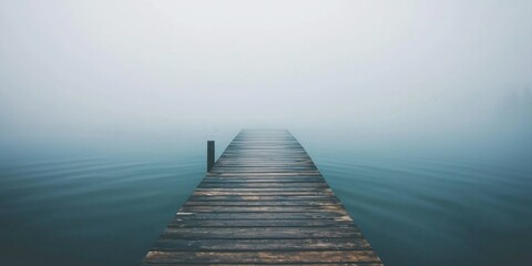 Obraz premium A foggy morning at a peaceful lake, with dense mist blurring the distant shore