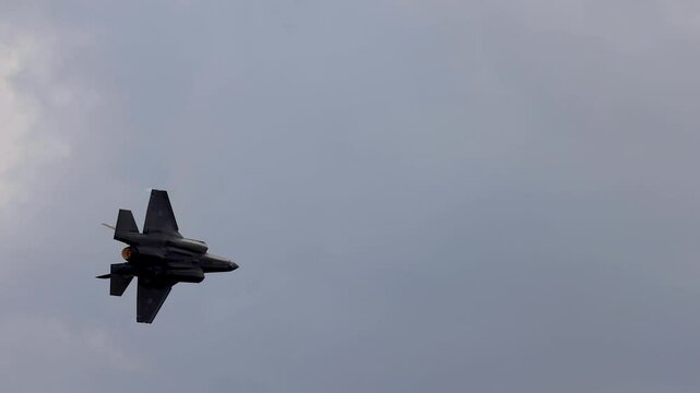 F-35 Fighter Jet Maneuvers at Avalon Airshow