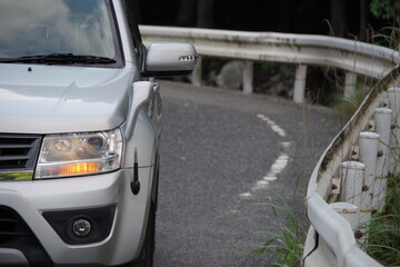 銀色の車のヘッドライト